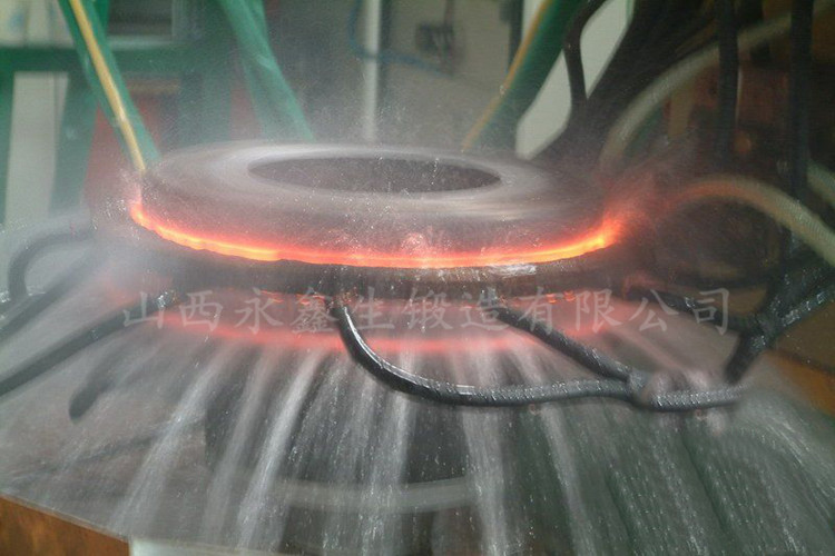 環形鍛件噴水淬火時