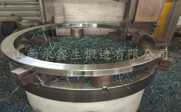 加工中的環形鍛件